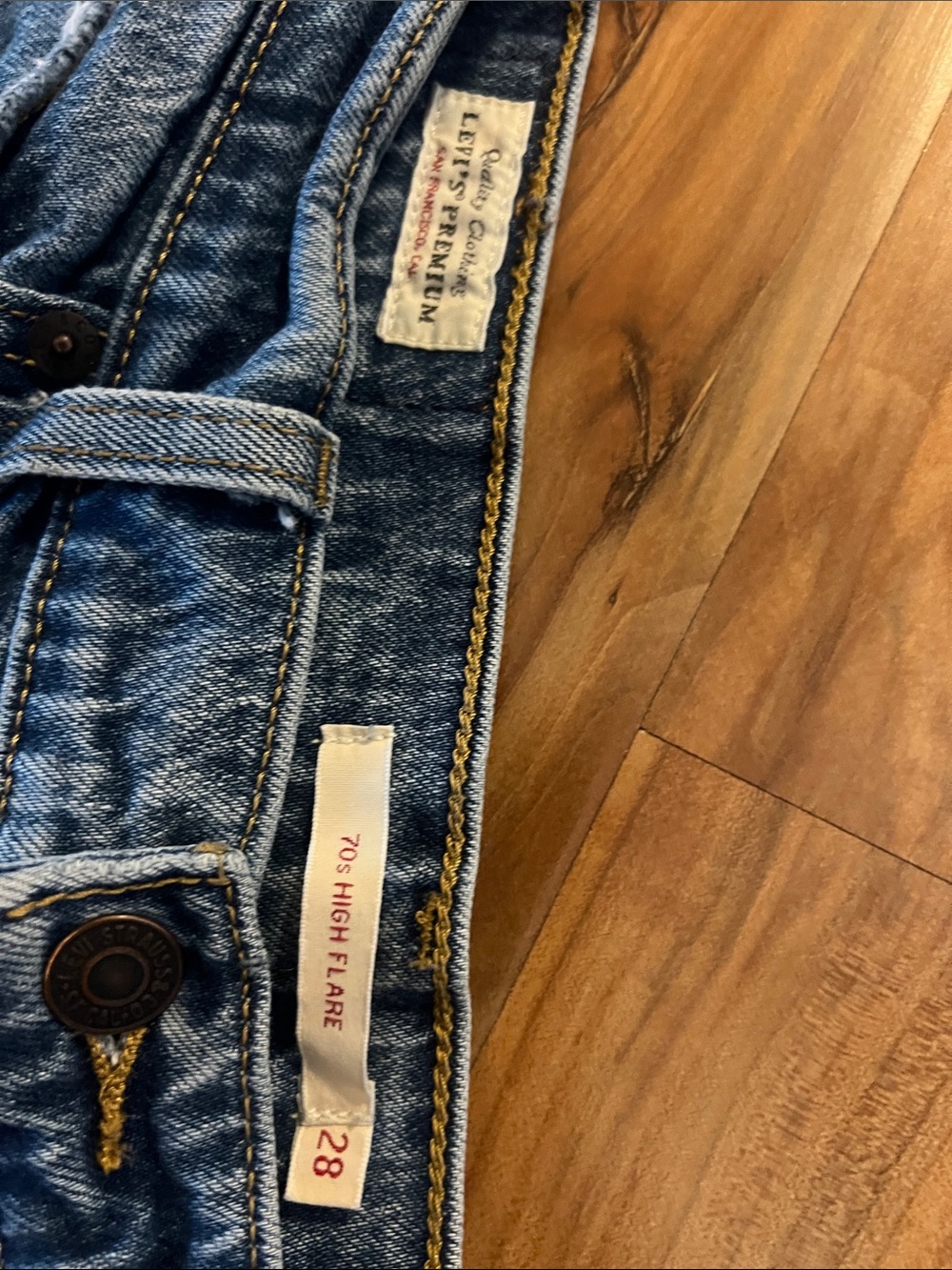 Women's Levi’s 28 x30 flare 70s  Jeans  7 Mid Blue Denim - Picture 3 of 6